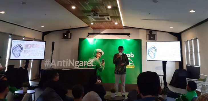 MENERANGKAN: Sosiolog, Bayu Yulianto menerangkan masalah kemacetan yang sering terjadi di kota-kota besar saat kampanye #AntiNgaret di Moxy Hotel, Kamis (18/8/2019).
(foto: FIDHIAH/ RADAR BANDUNG) 
