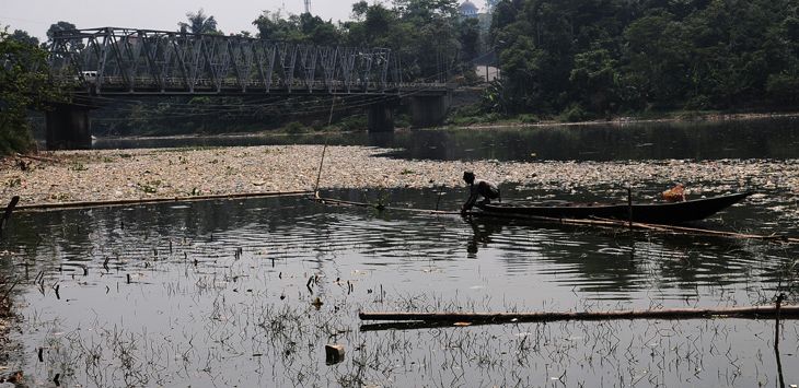 ILUSTRASI : Warga memungut sampah di Sungai Citarum. DLH KBB melakukan inovasi dengan meluncurkan aplikasi pelaporan dokumen lingkungan berbasis digital.
( Foto : TAOPIK ACHMAD HIDAYAT/RADAR BANDUNG )
