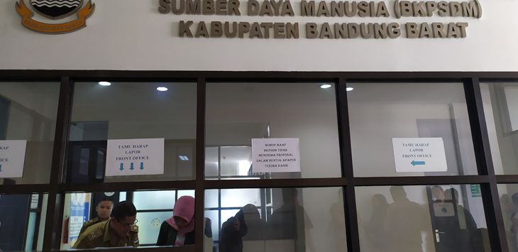 PELAYANAN : Suasana pelayanan di BKPSDM KBB. KBB kekurangan PNS karena hasil kuota rekrutmen CPNS yang dilakukan kerap tidak sebanding dengan kebutuhan.
(foto: MOCH.HABIBI/RADAR BANDUNG)