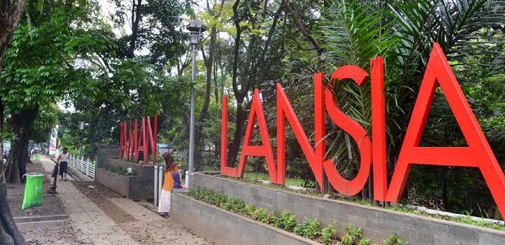 AKTIVITAS: Sejumlah warga sedang beraktivitas di Taman Lansia, Jalan Cisangkuy, Citarum, Kecamatan Bandung Wetan, Kota Bandung.
(foto: IST)