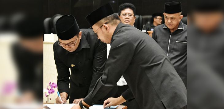 TANDATANGAN: Gubernur Jawa Barat Ridwan Kamil menandatangani KUA-PPAS Perubahan APBD Jabar TA 2019 dan KUA-PPAS APBD Jabar TA 2020 saat rapat Paripurna di Kantor DPRD Jabar, Kamis (22/8/2019).
(foto: IST)