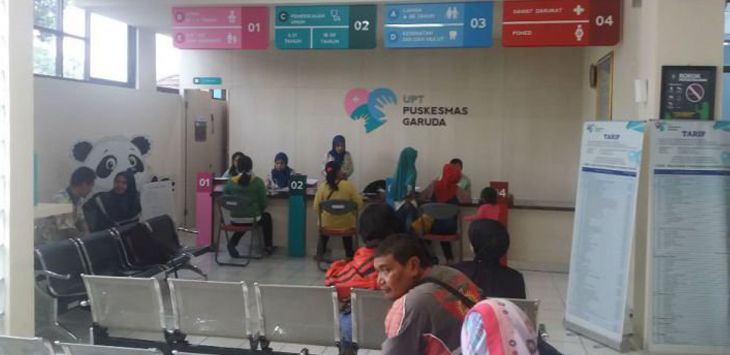 ANTRE: Sejumlah pasien sedang antre di ruang pendaftaran untuk di periksa di Puskesmas Garuda, Jalan Dadali, Kecamatan Andir, Kota Bandung.
(foto : IST)