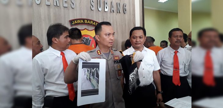 EKSPOS : Kapolres Subang AKBP Muhammad Joni didampingi Kasatnarkoba, AKP Wahyu Agung, saat ekspos pengungkapan kasus narkoba, Kamis (29/8/2019).
(foto: M.ANWAR/RADAR BANDUNG)