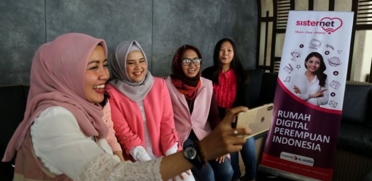 Founder Kumpulan Emak Blogger (KEB) Mira Sahid (kiri), Sisternet XL Axiata Adelia Panjaitan (tengah), dan Content Creator Yasinta Astuti (kedua kanan) mencoba membuat video blog (vlog) pada acara Arisan Ilmu Sisternet di Bandung, Minggu (18/8/2019). 