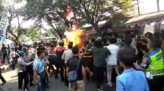 Unjuk rasa yang mengakibatkan 3 polisi terbakar. (Istimewa)