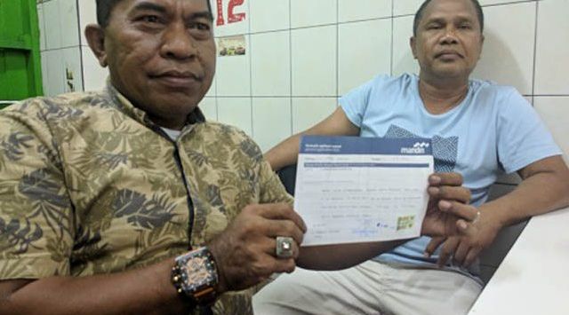 H Podda (kanan) bersama kuasa hukumnya memperlihatkan transaksi rekeningnya di Bank Mandiri. (FAJAR/JPG)