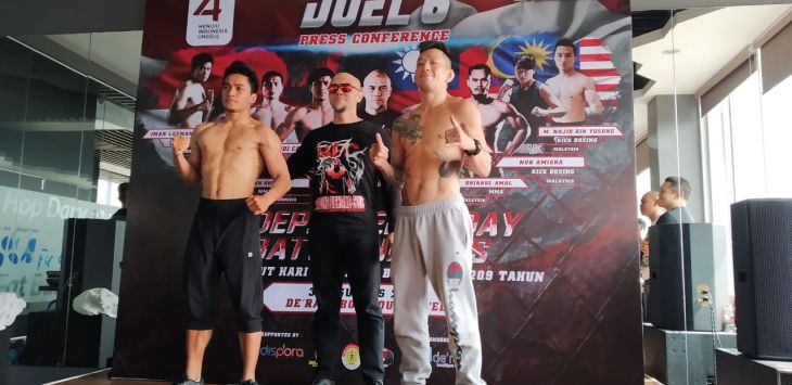 DUEL - Fighter dari Bandung Fighter Club Yudi Cahyadi (kiri) berfoto bersama lawannya dari Taiwan Rock Lee (kanan) didampingi Ketua BFC Edwin Sanjaya (tengah).  Foto: Ferry Prakosa/Pojokbandung.com