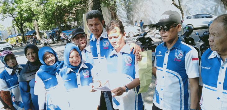 SOMASI: Korcam Rancasari, Jajang Haris Rivai bersama korcam lain menunjukan surat somasi untuk Rini Ayu Susanti di kawasan Jalan Sukabumi Kota Bandung, Senin (29/7/2019). (foto : ASEP RAHMAT/ RADAR BANDUNG)