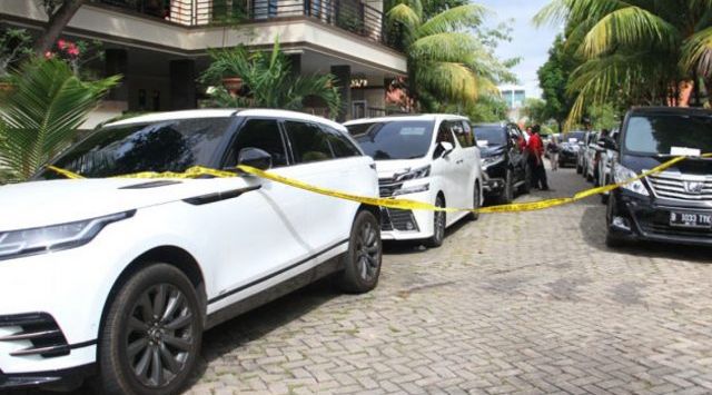 GARIS POLISI: Belasan mobil milik tersangka Adam, bandar besar narkoba asal Batam diberi garis polisi oleh BNN. Diduga mobil yang terdapat di kawasan perumahan Sukajadi, Batam, itu hasil tindak pindana pencucian uang dari narkoba. (Cecep Mulyana/Batam Pos)