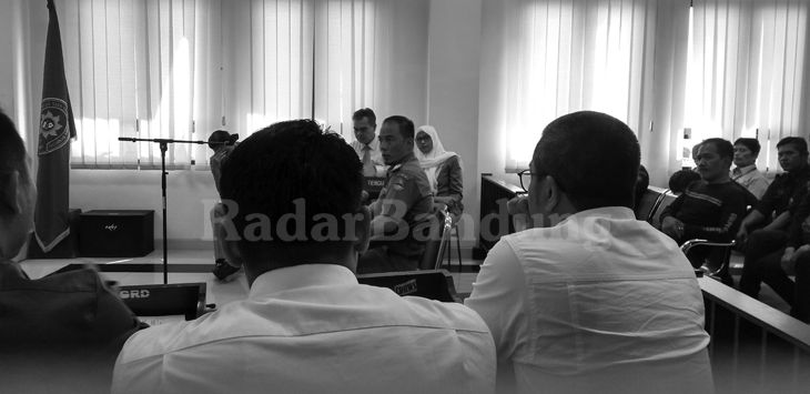 BERSAKSI: Kabid Pengembangan Karir, Badan Kepegawaian Daerah (BKD) Jawa Barat, Dedi Mulyadi saat menjadi saksi di Pengadilan Negeri Tata Usaha Negara (PTUN), Jalan Diponogoro, Senin (26/8/2019).
Foto : ( Azzis Zulkhairil/Radar Bandung )