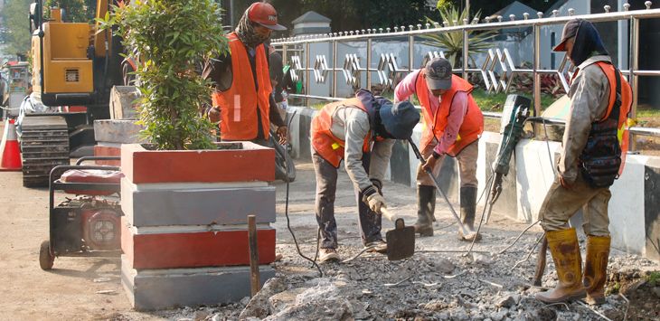 ILUSTRASI : Sejumlah pekerja fokus menyelesaikan galian drainase di Jalan Amir Machmud Kota Cimahi. (foto : NOPRIYANTO D.W/JOB FOTO1)
