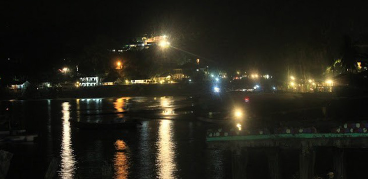 Suasana di Pelabuhan Ratu Sukabumi pada malam hari