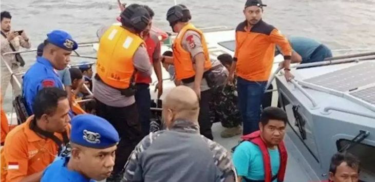 EVAKUASI: Petugas sedang mengevakuasi sejumlah korban usai tragedi KM Mina Sejati di Laut Aru. (foto : Ist)