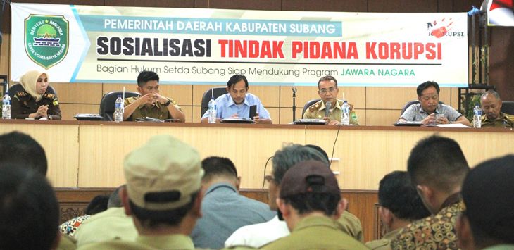 PEMAPARAN : Para narasumber Sosialisasi Pencegahan Tindak Pidana memaparkan wawasan tentang pencegahan korupsi di Aula Pemkab Subang, Selasa (27/8/2019).
FOTO : (M.ANWAR/RADAR BANDUNG)