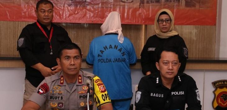 KONFERENSI PERS: Kapolda Jawa Barat, Irjen Rudy Sufahriadi saat menggelar konferensi pers kasus pembakaran dua mayat dalam mobil di Sukabumi.
FOTO ; (IST)