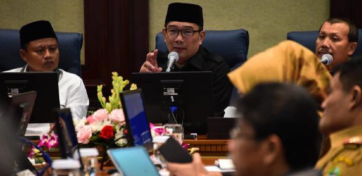 MENERANGKAN: Gubernur Jawa Barat, Ridwan Kamil didampingi Wakil Gubernur Jabar, Uu Ruzhanul Ulum menerangkan sejumlah program kerja saat rapat kerja. 