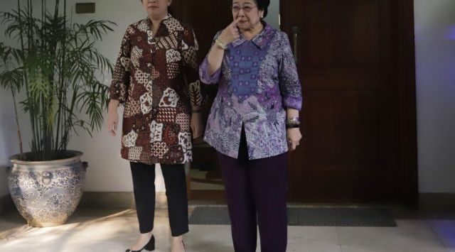 Ketua Umum PDIP Megawati Soekarnoputri ketika bersama anaknya Puan Maharani. 