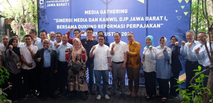 Kanwil DJP Jabar I bersama pimpinan dan awak media di Kota Bandung usai acara Media Gathering di Bandung, (7/8). (humas DJP Jabar I)