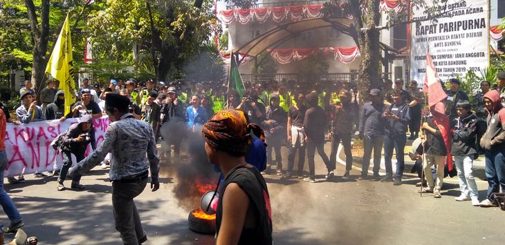 AKSI: Sejumlah massa yang tergabung dalam Aliansi Cipayung Kota Bandung 
menggelar unjuk rasa di depan kantor DPRD Kota Bandung, Jalan Sukabumi, Kota Bandug, Senin (5/8/2019). (foto : AZZIS ZULKHAIRIL/ RADAR BANDUNG)