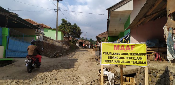 MELINTAS : Seorang pengendara melintasi jalan yang sedang dalam perbaikan di jalan Bojongkoneng di Kecamatan Ngamprah, KBB. (foto : MOCH.HABIBI/RADAR BANDUNG)