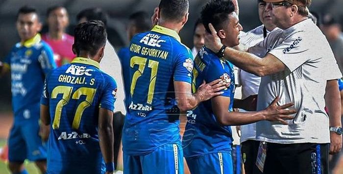 Pemain Persib Bandung mendapatkan pelukan dari pelatih Robert Rene Alberts setelah laga kontra Kalteng Putra pada pekan kesembilan Liga 1 2019.