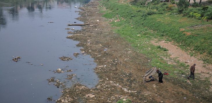 ILUSTRASI : Tumpukan sampah dan air berwarna hitam masih terlihat di sungai Citarum Soreang, Kabupaten Bandung.
FOTO : (DOK.RADAR BANDUNG)