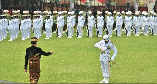 Presiden Jokowi berbelok ke lapangan dan menalami pemimpin upacara HUT RI Kolonel Laut (P) Hariyo Poernomo