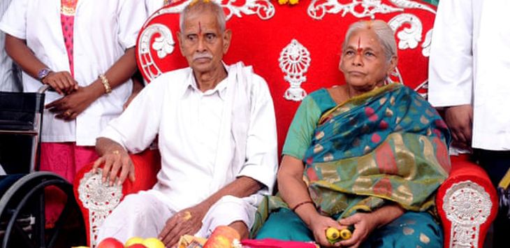 PASANGAN : Erramatti Mangayamma bersama suaminya, E. Raja Rao ketika perayaaan penyambutan kelahiran bayinya beberapa waktu lalu.
( Foto : The Guardian/India Photo Agency/SWNS )