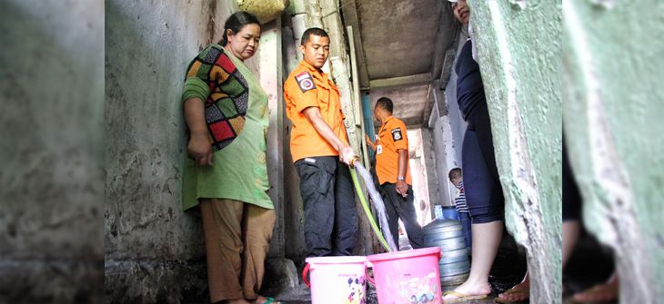 ANTRE : Warga mengantrea air bersih. Untuk mengatasi krisis air bersih saat musim kemarau tahun ini, pembuatan sumur bor menjadi satu-satunya solusi di sejumlah desa, di Kecamatan Cikalong Wetan, KBB.
( Foto : TAOPIK ACHMAD HIDAYAT/RADAR BANDUNG )

