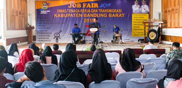 JOB FAIR : Suasana Job Fair di Aula HBS Cimareme, LBB, Selasa (10/2/2019). Job Fair ini diserbu ribuan pelamar.
( Foto : NAUFAL SYIDQI/JOB FOTO RADAR BANDUNG )