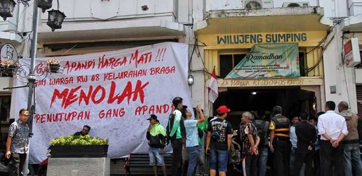 PROTES: Warga memasang spanduk bertuliskan tolak penutupan Gang Apandi di Jalan Braga, Kota Bandung, Selasa (10/9/2019).
( Foto : TAOFIK ACHMAD HIDAYAT/RADAR BANDUNG )