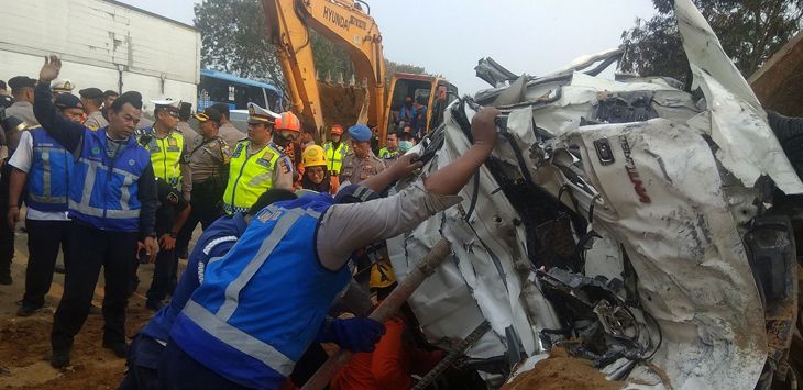 EVAKUASI: Petugas sedang mengevakuasi pasca tabrakan beruntun di ruas Toll Cipularang.
( IST )