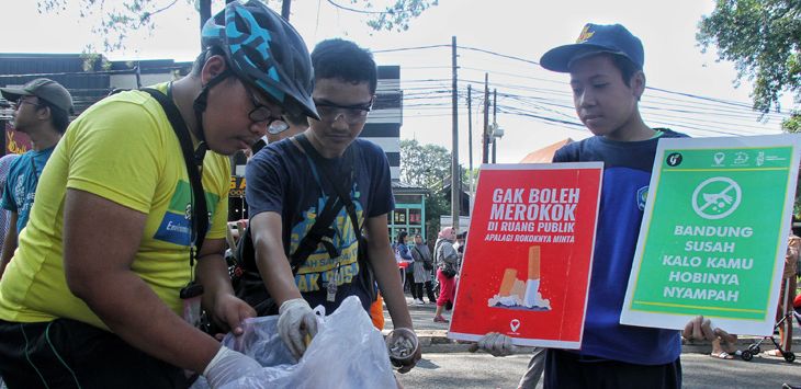 AKSI: Sejumlah relawan peduli lingkungan menggelar aksi pungut sampah di Car Free Day, Dago, Kota Bandung, Minggu (4/8/2019).
( Foto : TAOFIK ACHMAD HIDAYAT/RADAR BANDUNG )