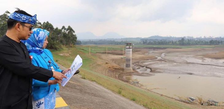 TINJAU: Direktur Utama (Dirut) Perusahaan Daerah Air Minum (PDAM) Tirtawening Kota Bandung, Sonny Salimi saat tinjau pasokan air.
( IST )
