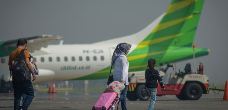 BERJALAN: Penumpang saat berjalan menuju pesawat di Bandara Internasional Jawa Barat (BIJB), Kertajati.
(foto: IST)
