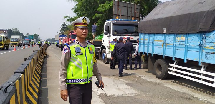 PERIKSA : Satuan Lalu lintas Polres Cimahi memeriksa kelaikan sejumlah kendaraan besar dalam giat Operasi Patuh Lodaya 2019, di Tol Cipularang KM 121.
(foto: GATOT POEDJI UTOMO/RADAR BANDUNG)