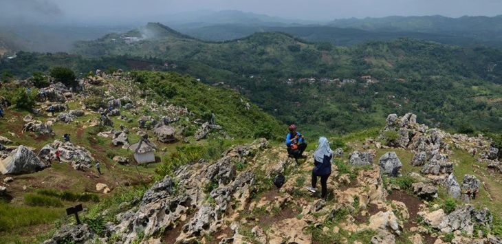 WISATA : Para wisatawan menikmati objek wisata alam Stone Garden yang berada di Gunung Masigit, Kecamatan Cipatat,  KBB.
(foto: IST)