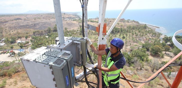 Teknisi XL Axiata sedang melakukan pemeriksaan terhadap perangkat BTS di daerah Labuhan Badas, Sumbawa Besar. Senin (26/8). 