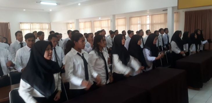SEMANGAT : Para petani yang akan diberangkatkan ke Taiwan 22 September mengepalkan tangan, saat pemateri memberikan sebuah imu yang berharga. Kegiatan tersebut dilaksanakan, di Balai Besar Pelatihan Pertanian (BBPP) Lembang, Kabupaten Bandung Barat, Jumat (13/9). Foto: GATOT POEDJI UTOMO/RADAR BANDUNG