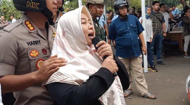 PNS DPR Suciati yang merupakan ibunda Faiz pelajar SMK Letris Pamulang meminta anaknya pulang dari kerusuhan di Kompleks Parlemen, Jakarta Pusat, Rabu (25/9).