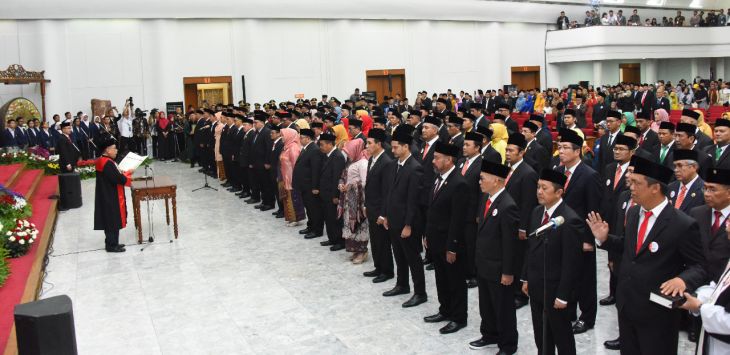 SUMPAH : Anggota Dewan Perwakilan Rakyat Daerah (DPRD) Provinsi Jawa Barat Masa Jabatan 2019-2024 saat melakukan sumpah jabatan, di Gedung Merdeka, Kota Bandung, Senin (2/9/2019). (humas Pemprov Jabar)