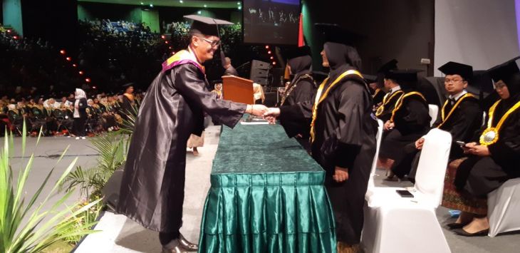 WISUDA: Mahasiswa STIKes Dharma Husada Bandung saat menjalani prosesi wisuda di Sasana Budaya Ganesha (Sabuga), Jalan Tamansari, Kota Bandung, Rabu (11/9).