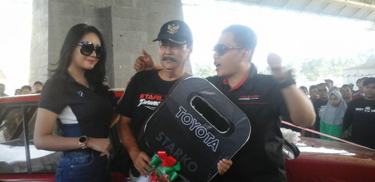 Adang Mahmud (tengah) peraih hadiah utama Starlet.