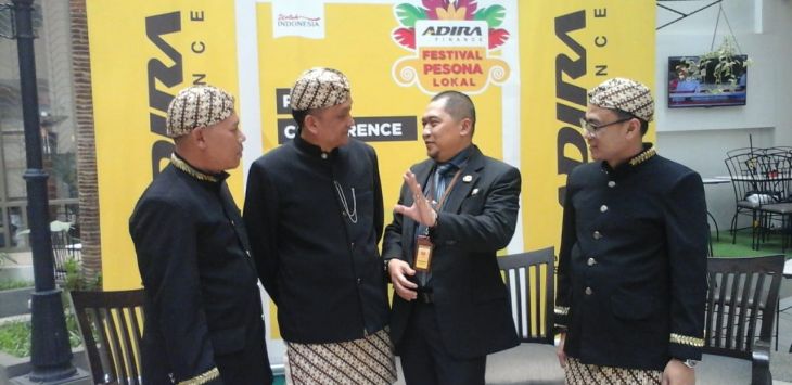 BERBINCANG: Chahyadi Saefulloh – Regional Sales Manager NDC Adira Finance, Insan Anshari B - Kepala Wilayah Area Jawa Barat Adira Finance, Hermansyah Manaf – Kepala Biro Humas dan Protokol Pemerintah Provinsi Jawa Barat, Dani Irfandi – Kepala Wilayah Adira Insurance saat berbincang persiapan  soal Festival Pesona Lokal 2019 di Kota Bandung.