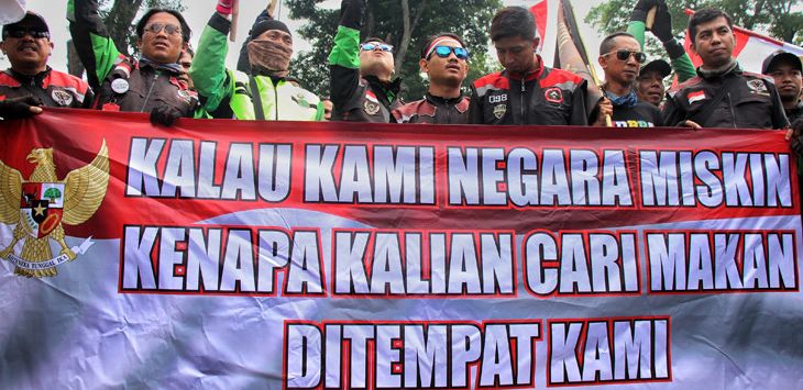 AKSI: Massa yang tergabung dari persatuan Ojek Online melakukan aksi damai di depan Gedung Sate, Jalan Diponegoro, Kota Bandung, Selasa (3/9/2019). 
FOTO : (TAOFIK ACHMAD HIDAYAT/RADAR BANDUNG)