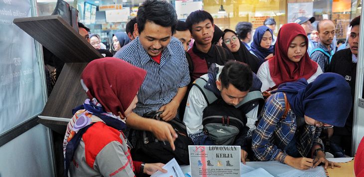 ANTRE: Ribuan orang berdesak-desakan dalam bursa tenaga kerja di BIP, Kota Bandung, Selasa (25/6/2019). 
FOTO :(TAOFIK ACHMAD HIDAYAT/RADAR BANDUNG )