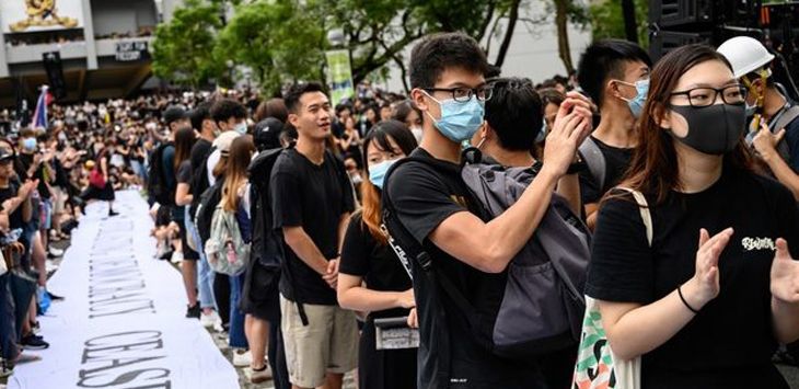 DEMONSTRASI : Mahasiswa Hongkong menggelar aksi sebelum mengikuti perkuliahan (PHILIP FONG / AFP)
FOTO : (IST)