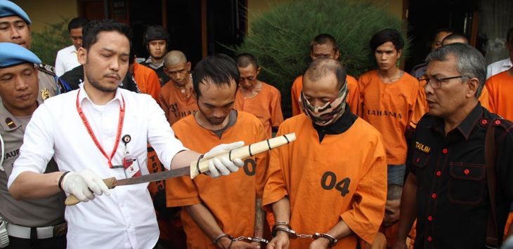 MEMPERLIHATKAN: Kasatreskrim AKP Yohannes Reshoi Sigiro saat melihat senjat tajam yang digunakan pelaku saat melakukan kejahatan di Mapolres Cimahi, Rabu (4/9/2019).
FOTO :(TAUFIK ACHMAD HIDAYAT/ RADAR BANDUNG)