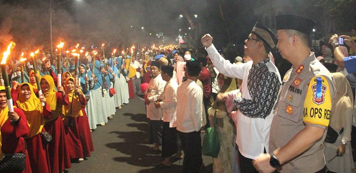 MENYAPA : Wakil Bupati Subang, Agus Masykur Rosyadi didampingi Kapolres Subang AKBP Muhammad Joni menyapa ribuan peserta pawai obor menyambut tahun baru islam 1 muharam 1441 Hijriah di Jalan Wangsa Goparana, Subang.
FOTO : (M.ANWAR/RADAR BANDUNG)