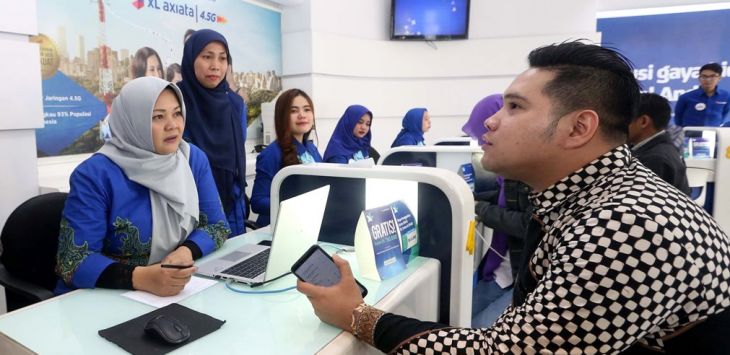 Group Head Central Region XL Axiata, Sofia Purbayanti (kiri) turun langsung menyambut pelanggan pada Hari Pelanggan Nasional 2019 di XL Center Martadinata, (4/9). 